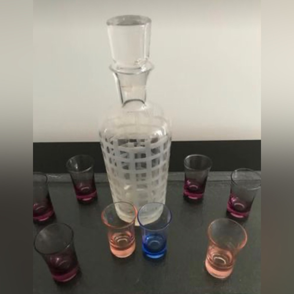 Liquor Glass CARAFE 
+ 8 colourful shot glasses


Decanter H:11”